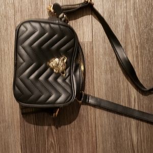 Black tiger pendant handbag